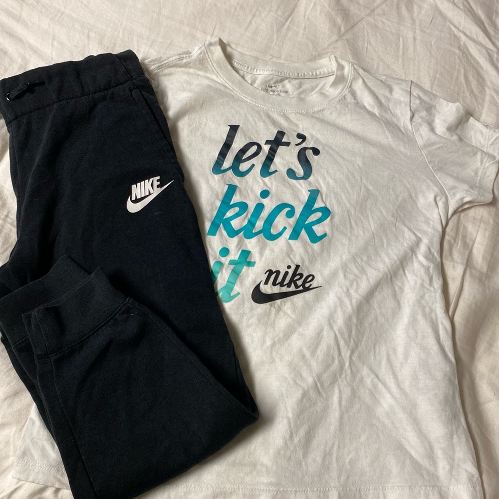 Nike Kids jogger set! In like brand new condition